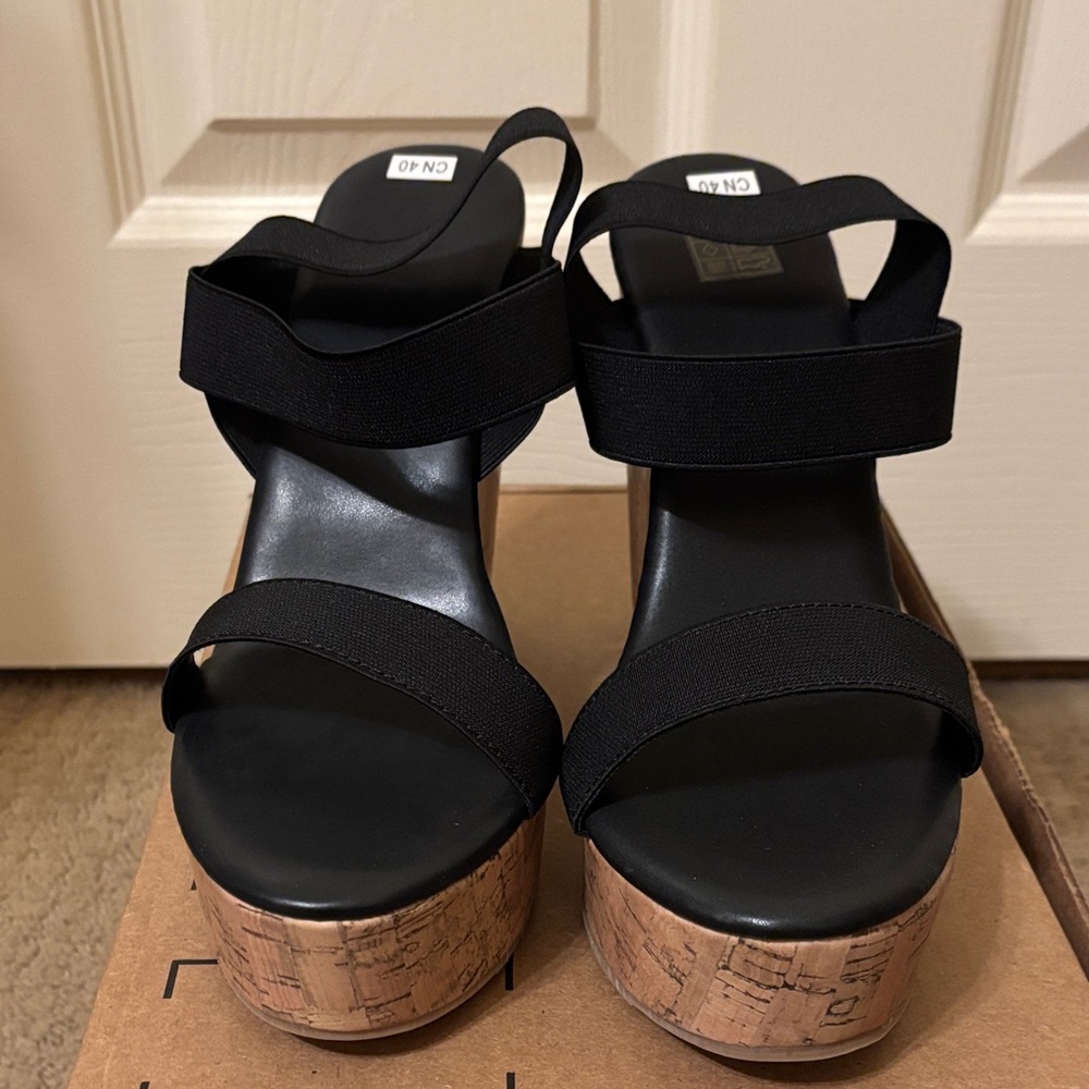 NWOT Elegant Black Platform Sandals